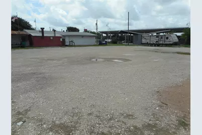 1107 W 2nd Street, Taylor, TX 76574 - Photo 9