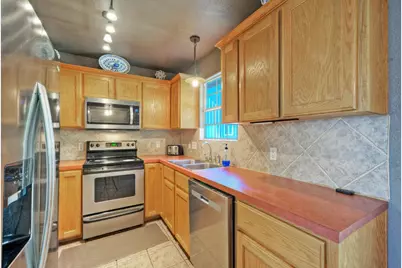 1265 E Independence Street, Giddings, TX 78942 - Photo 9