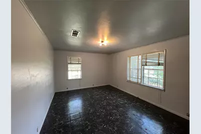 300 S Elm Avenue, Cameron, TX 76520 - Photo 7