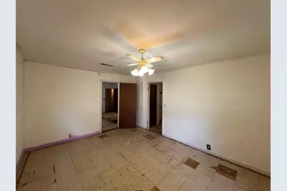 300 S Elm Avenue, Cameron, TX 76520 - Photo 3