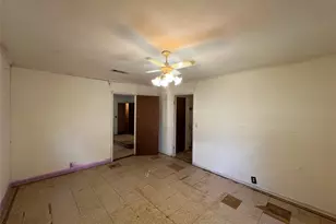 300 S Elm Ave, Cameron, TX 76520 - Photo 3