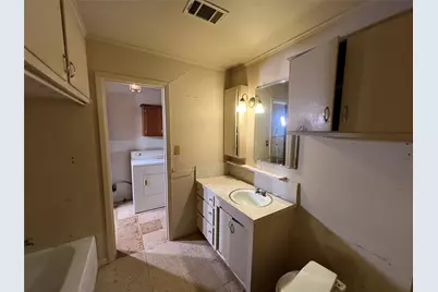 300 S Elm Avenue, Cameron, TX 76520 - Photo 5