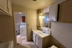 300 S Elm Ave, Cameron, TX 76520 - Photo 5