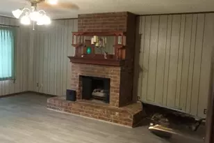 709 W 11th St, Elgin, TX 78621 - Photo 9