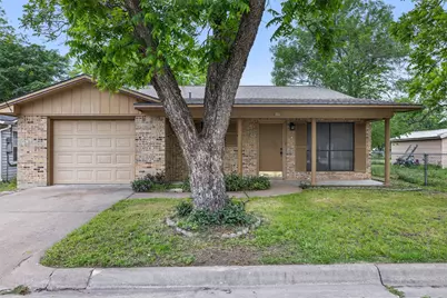 555 E Houston Street, Giddings, TX 78942 - Photo 1