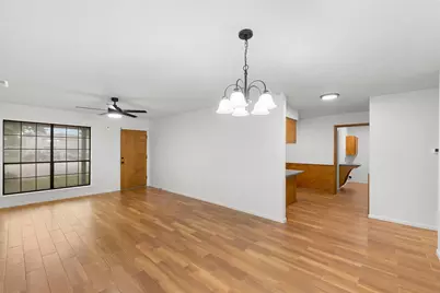 555 E Houston Street, Giddings, TX 78942 - Photo 11