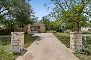 810 Lamar St, Luling, TX 78648 - Photo 1