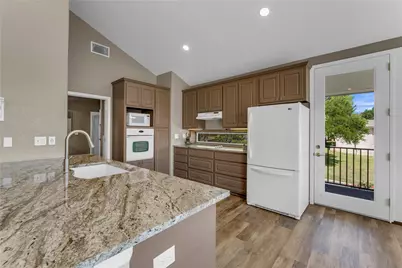 319 Meadowlakes Drive, Marble Falls, TX 78654 - Photo 5