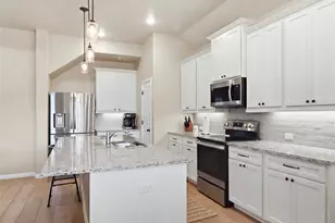 521 Seabiscuit Dr, Jarrell, TX 76537 - Photo 5