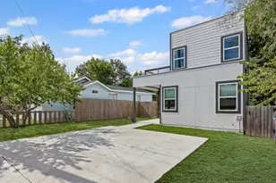 813 Chihuahua St, Lockhart, TX 78644 - Photo 3