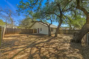 8904 Pineridge Dr, Austin, TX 78729 - Photo 31