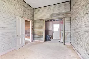 302 Washington St, Smithville, TX 78957 - Photo 13