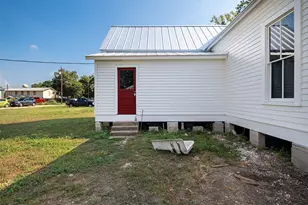 302 Washington St, Smithville, TX 78957 - Photo 23