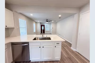 1076 Shadow Creek Boulevard, Buda, TX 78610 - Photo 7