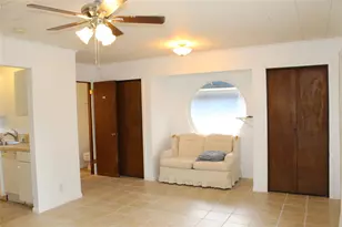 1010 W Live Oak St, Lockhart, TX 78644 - Photo 3