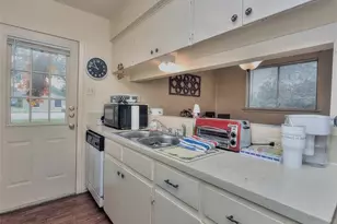 2404 Cottonwood Dr, Georgetown, TX 78628 - Photo 9