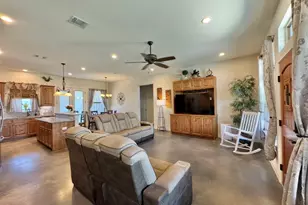 1094 Raintree Ln, Elgin, TX 78621 - Photo 5