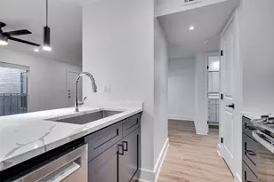 704 W 21st St, Austin, TX 78705 - Photo 11