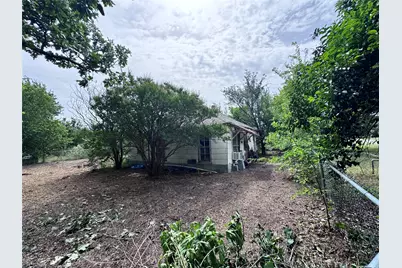 304 E Prairie Avenue, Rogers, TX 76569 - Photo 5