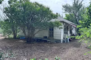 304 E Prairie Ave, Rogers, TX 76569 - Photo 3