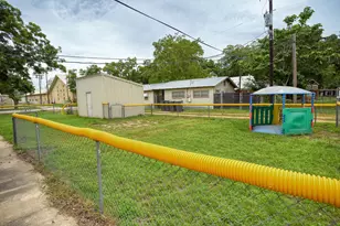 401 Wilkes St, Smithville, TX 78957 - Photo 35