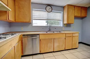 401 Wilkes St, Smithville, TX 78957 - Photo 13