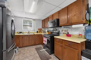 203 Hudgins St, Smithville, TX 78957 - Photo 11