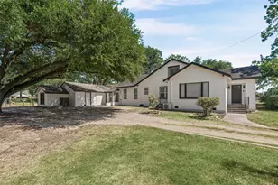 1707 N Travis Ave, Cameron, TX 76520 - Photo 1