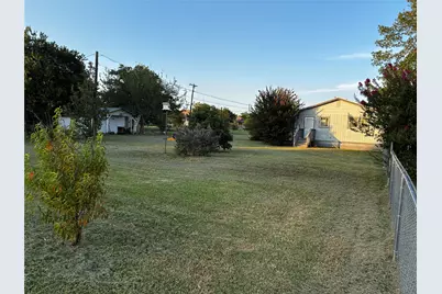 705 E Umlang Street, Thorndale, TX 76577 - Photo 3