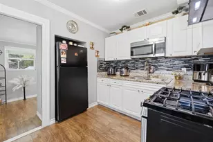 718 Kimbro St, Taylor, TX 76574 - Photo 9