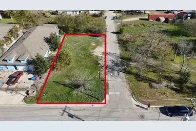 110 N Robinson Street, Taylor, TX 76574 - Photo 1