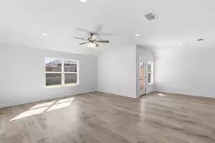 109 Lonely Lobo Dr, Jarrell, TX 76537 - Photo 5