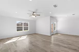 109 Lonely Lobo Dr, Jarrell, TX 76537 - Photo 5