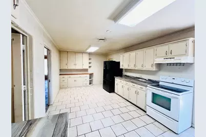 1307 W Main Street, Cameron, TX 76520 - Photo 13