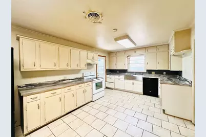 1307 W Main Street, Cameron, TX 76520 - Photo 11