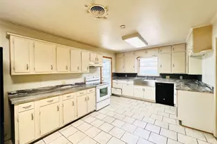 1307 W Main St, Cameron, TX 76520 - Photo 11