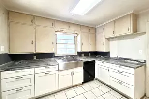 1307 W Main St, Cameron, TX 76520 - Photo 11