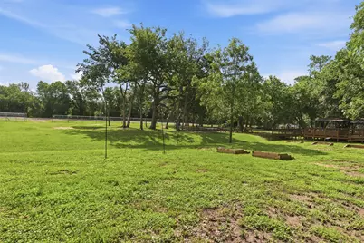 320 S Wilcox Street, Rockdale, TX 76567 - Photo 9