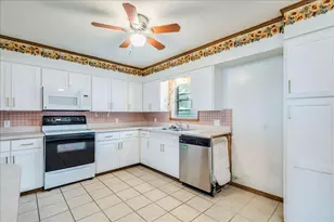985 N Chambers St, Giddings, TX 78942 - Photo 13