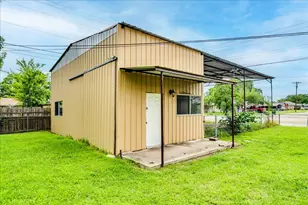 985 N Chambers St, Giddings, TX 78942 - Photo 33