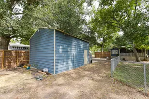 602 W Buck St, Caldwell, TX 77836 - Photo 3