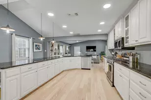 2104 W 10th St, Austin, TX 78703 - Photo 9