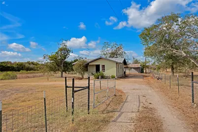 1607 E 4th Street, Taylor, TX 76574 - Photo 29