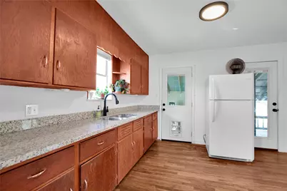 1607 E 4th Street, Taylor, TX 76574 - Photo 7
