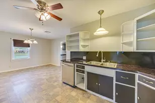 106 Hudgins St, Smithville, TX 78957 - Photo 9