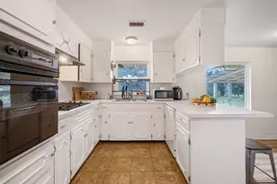 504 Marburger St, Smithville, TX 78957 - Photo 9