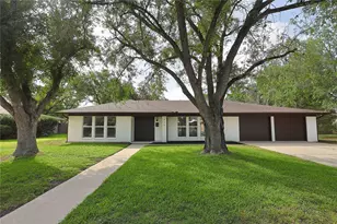 906 Merritt Dr, Lockhart, TX 78644 - Photo 1