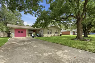 807 Campbell St, Lockhart, TX 78644 - Photo 3
