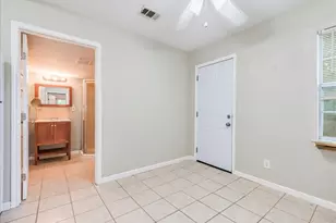 609 Cottonwood St, Lockhart, TX 78644 - Photo 3