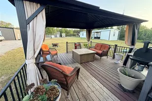247 W Broken Tree Ln, Smithville, TX 78957 - Photo 3